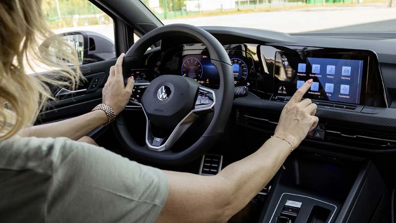 Mulher a utilizar sistema de infoentretenimento no Volkswagen